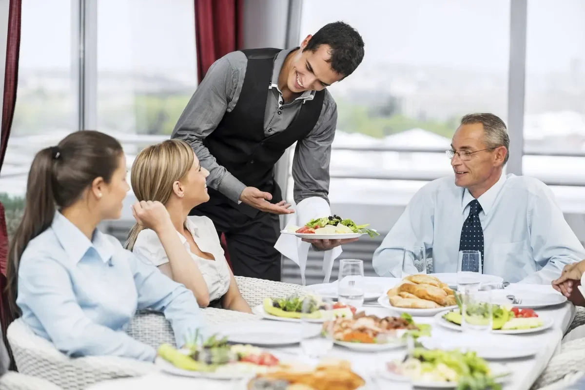 Đặt ra mục tiêu rõ ràng và cung cấp phản hồi thường xuyên
